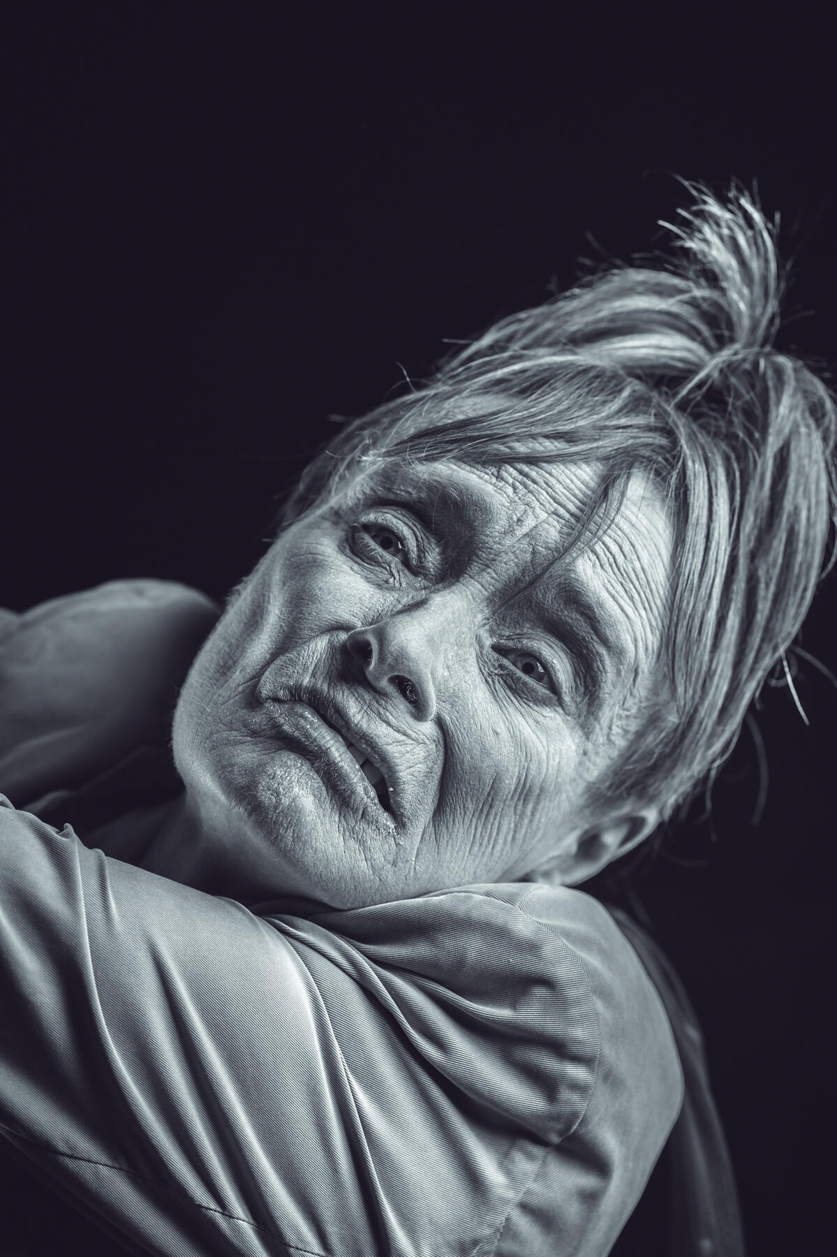 Julie’s most influential mentors in butoh have been: Anzu Furukawa, Diego Piñon, Yoshito Ohno, Natsu Nakajima, and Seisaku. Noguchi Taiso has become equally important for Gillum whose studies with Mari Osanai and Emre Thormann have refined her practice. Sh